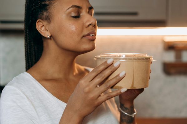 Emballage pratique avec des bols en carton pour vos plats à emporter